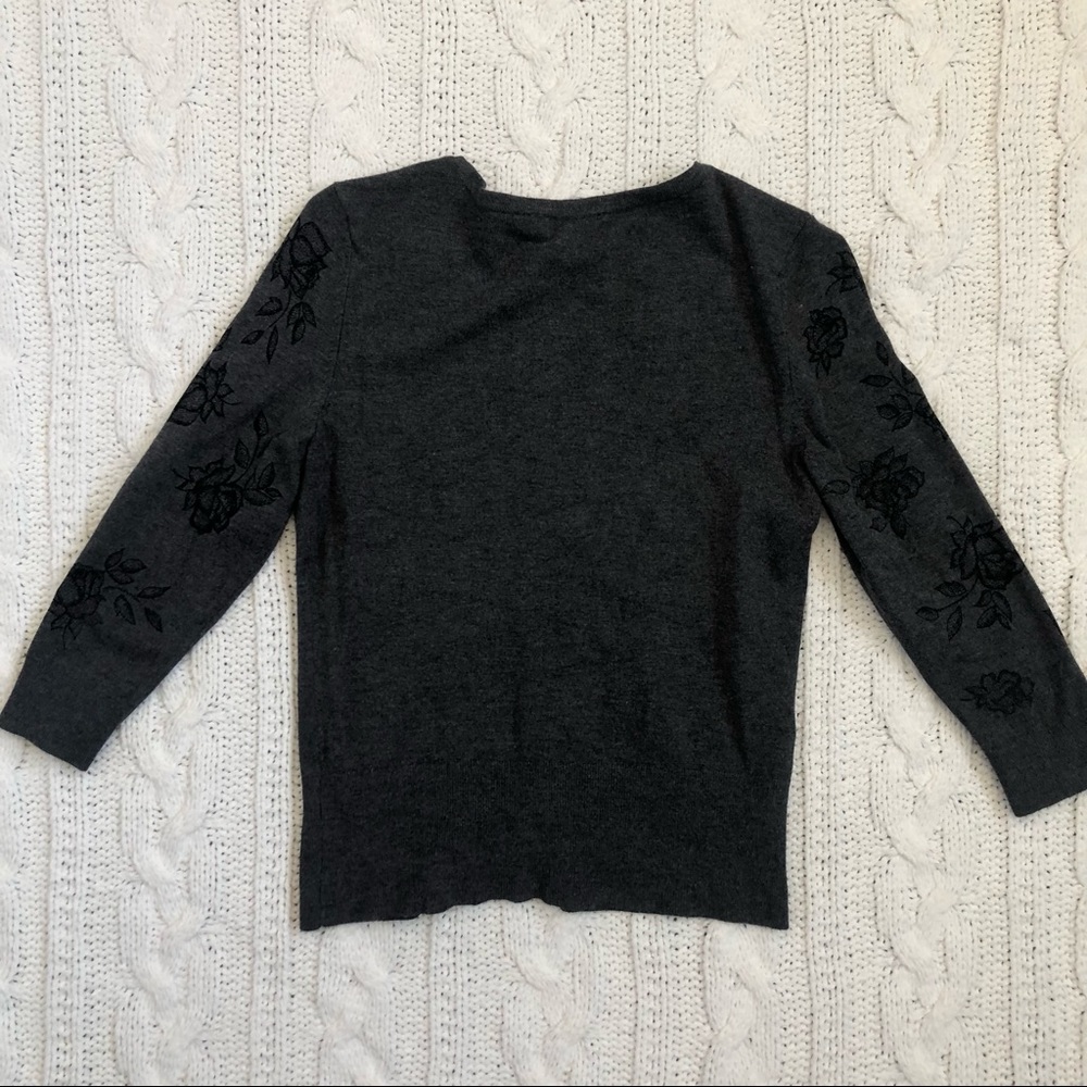 White House Black Market XS gray w black floral cardigan NWOT - Picture 2 of 8
